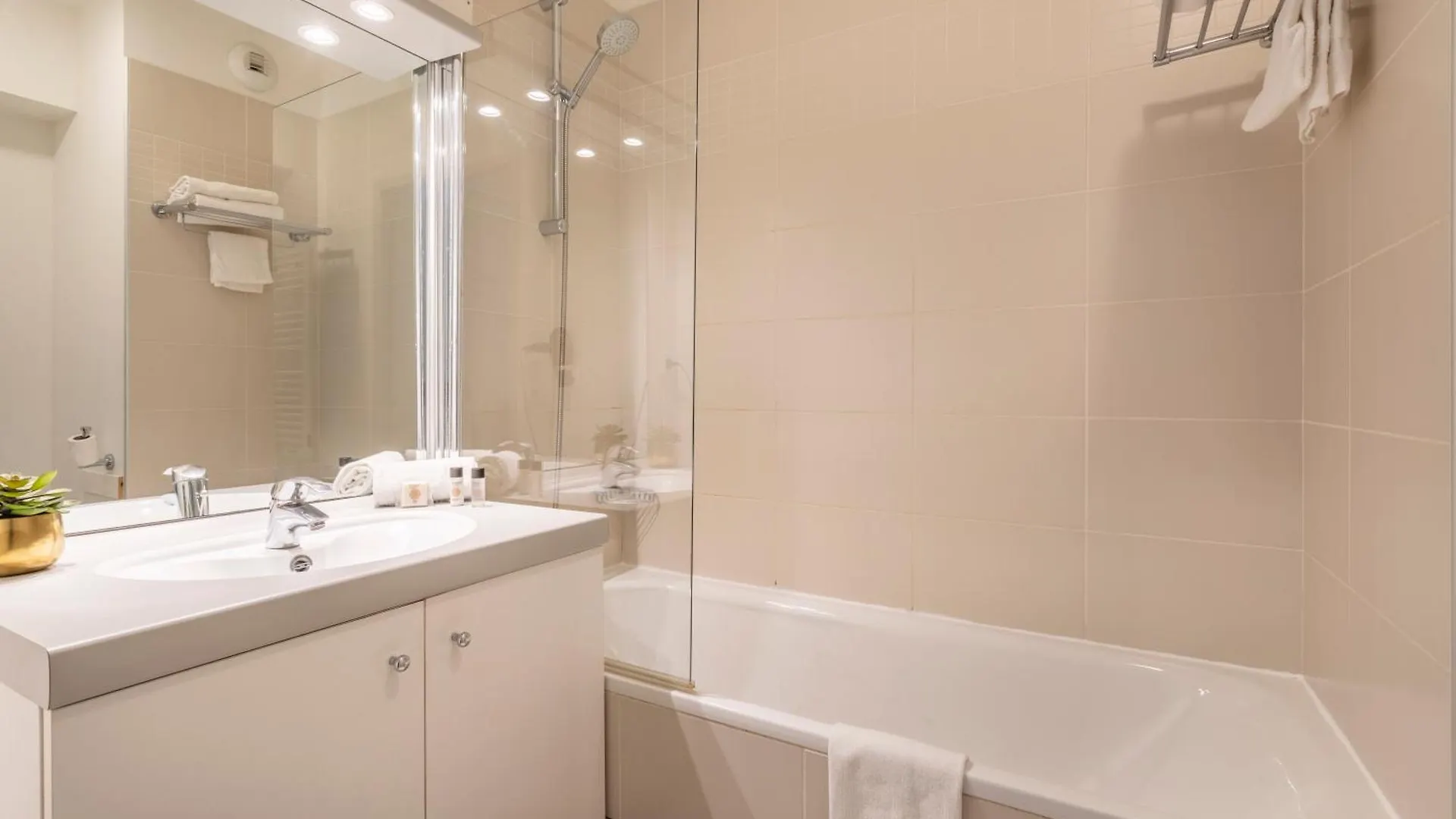 Zenitude Hotel Residences Marseille Saint-Charles 3*,